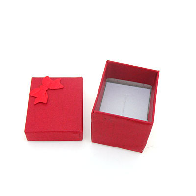 红色戒指盒