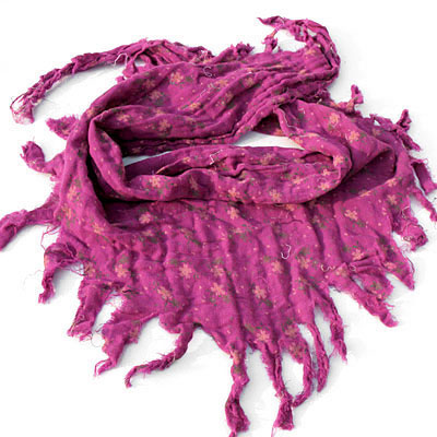 今年最新流行紫红色暗花三角韩版围巾